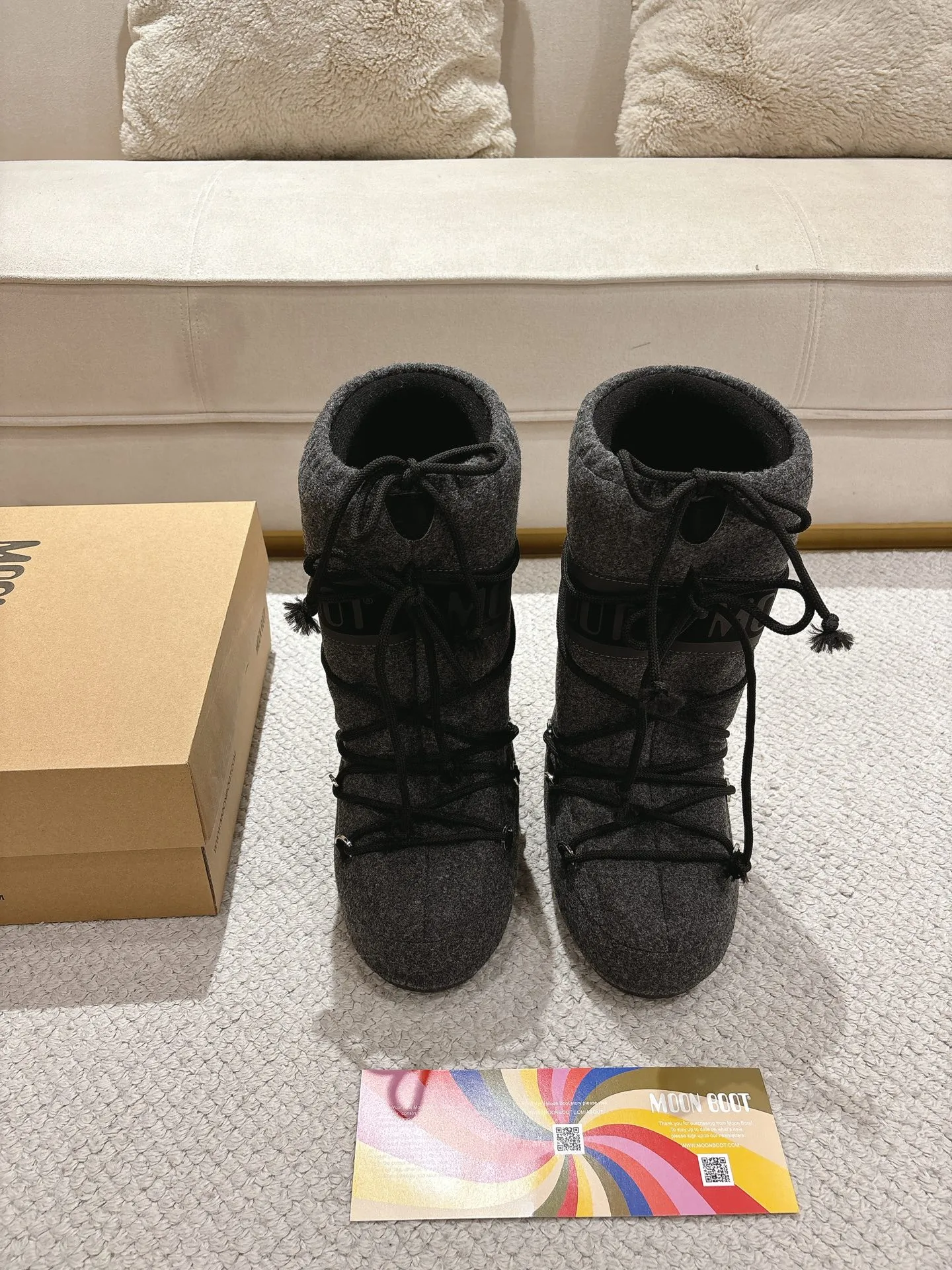 p660 [Exclusive top quality | New upgrade] Moon Boot 2025 autumn and winter hot snow boots are here! Don’t just focus on UGG anymore, fashionistas have already changed to these "ugly moon boots" ✨ 🔥Forget UGG! The Moon Boot that was once popular throughout the millennium is back! At that time, Paris Hilton, Victoria Beckham and other top icons were wearing it. Now with the strong return of the Y2K trend, the same QQ show outfit is a must-have for young people!  👢Hidden within 4cm, the legs are slimmer. 💫Looks fluffy, but actually looks slimmer. ❄️Full marks for thermal insulation, no longer cold in winter. 🌟Same style for men and women, regardless of left or right, easy to match. Don’t look at it’s cute appearance, but it instantly transforms into a trend focus! If you want both warmth and style, this is a must-have! ❶Material: original customized nylon cloth ❷Lining: original 100% silk cotton liner ❸Feet: original 100% silk cotton liner ❹Outsole: original molded two-color non-slip outsole ❺Sole thickness: 4cm (including inner height increase) ❻Code number: 35/38; 39/41 ❼Packaging: original full set of packaging ☀Color: official website updated simultaneously
